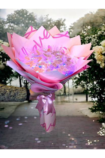 Işıltılı Aşkın İfadesi: Rosavea Kelebek Buketi